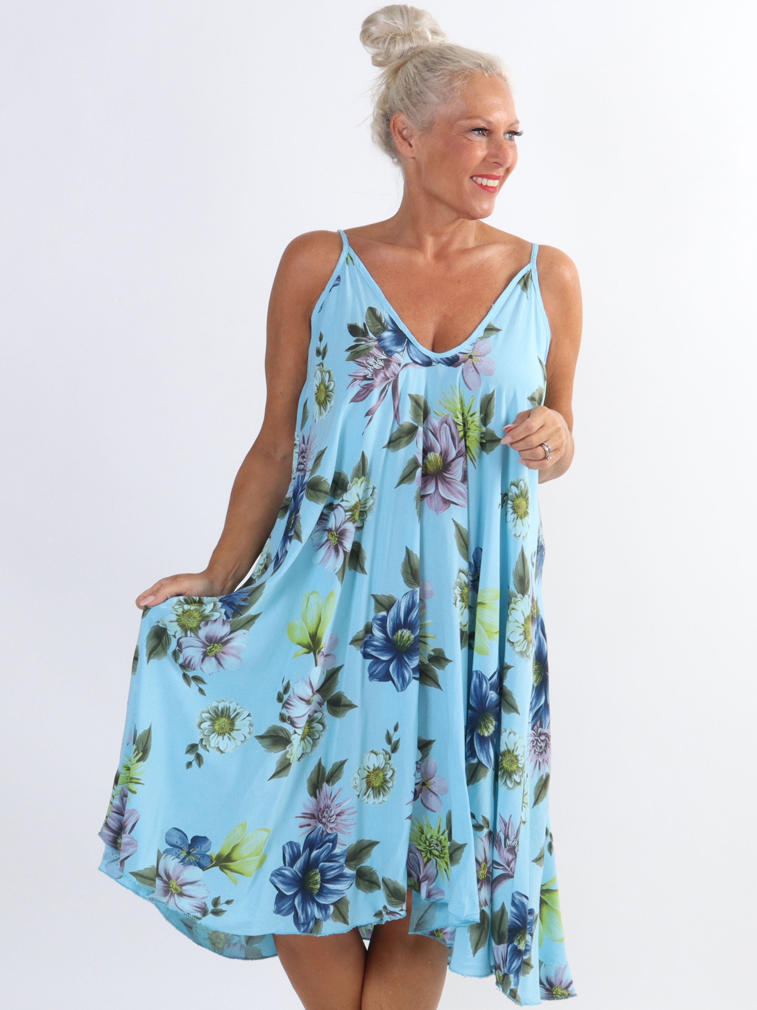 Maddie Flower - Sød plus size stropkjole med blomstermotiver